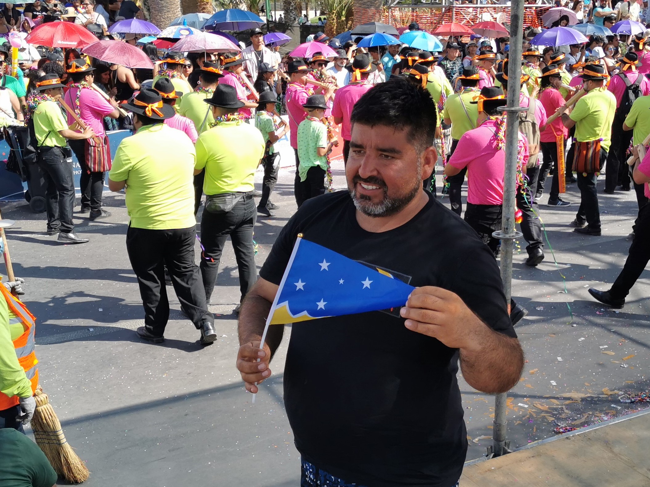 Fanático de extremo a extremo: Magallánico llegó en bus a Arica y se fue directo al Carnaval